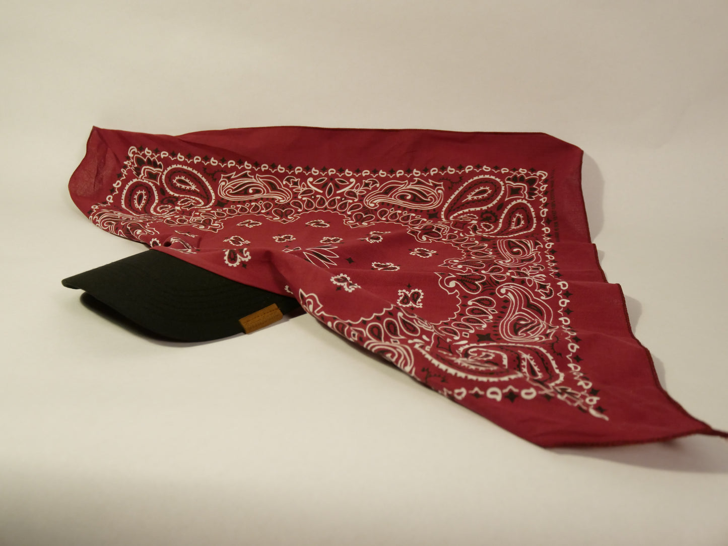 Brimdana - Maroon/Black