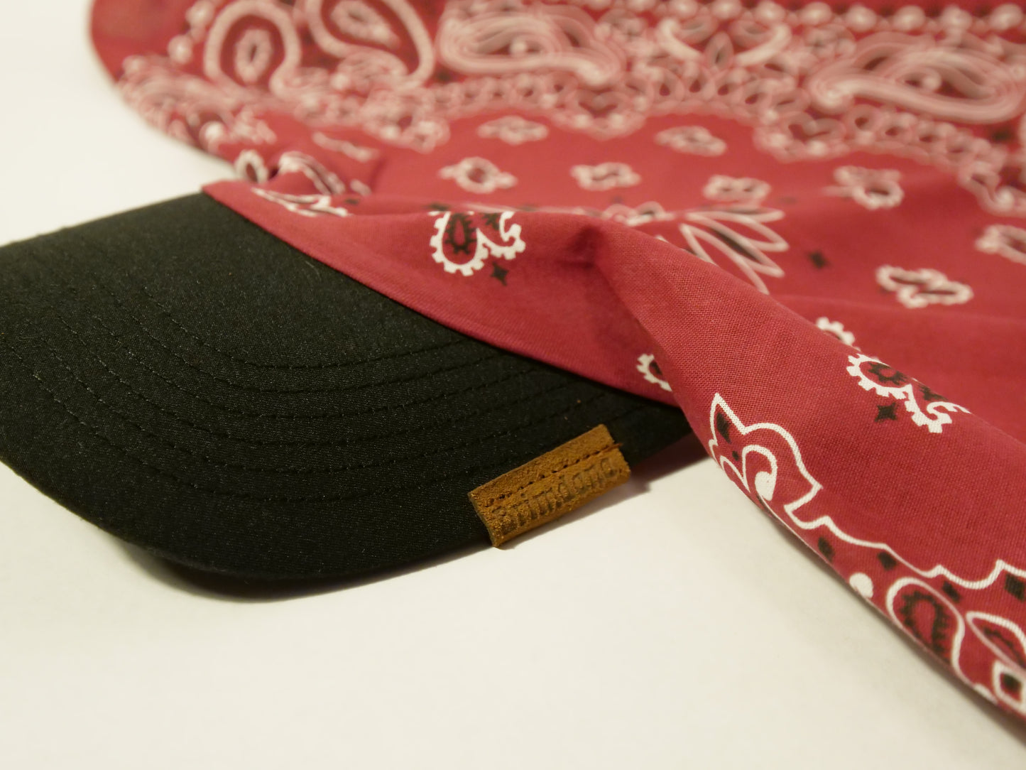 Brimdana - Maroon/Black