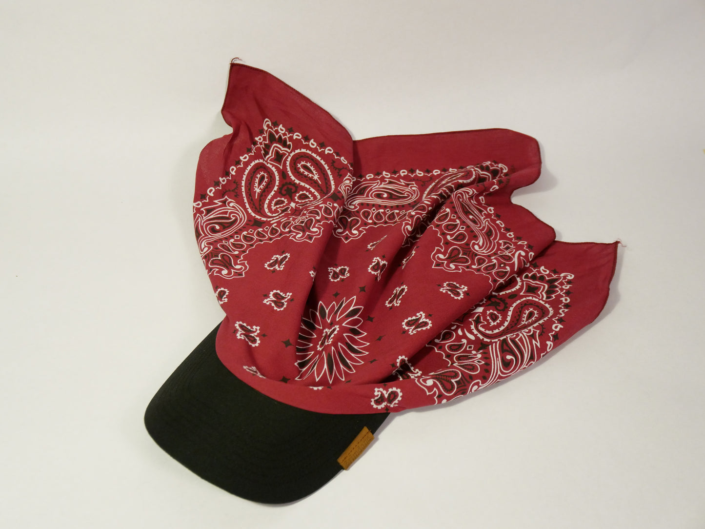 Brimdana - Maroon/Black