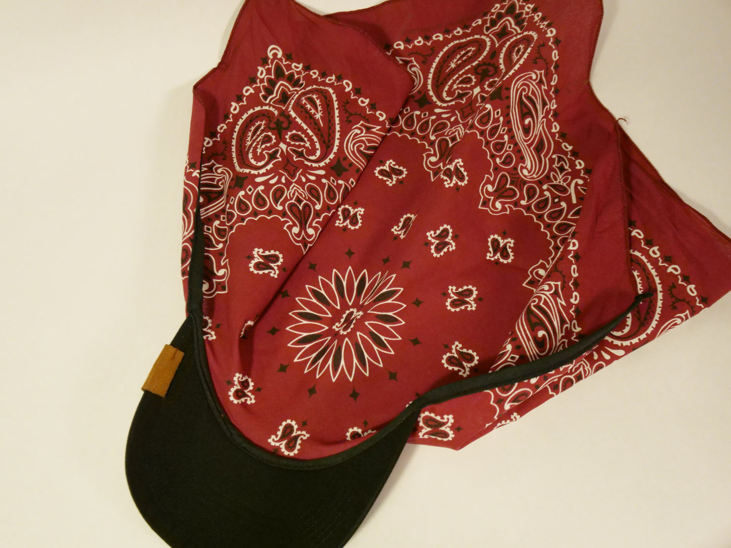 Brimdana - Maroon/Black